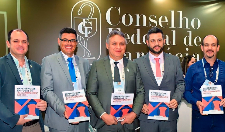 Presidente do Conasems prestigia lançamento de revista do CFF
