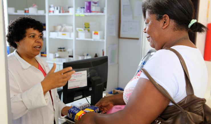 Relator apresenta parecer favorável ao PL que obriga a RT de farmacêutico no SUS