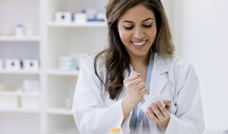 CFF atualiza resolução que define as atribuições do farmacêutico magistral. Saiba o que mudou