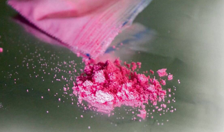 Farmacêutico alerta sobre os riscos da cocaína rosa, usada por modelo que caiu de prédio