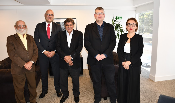 CFF recebe representantes da indústria de bulas impressas de medicamento